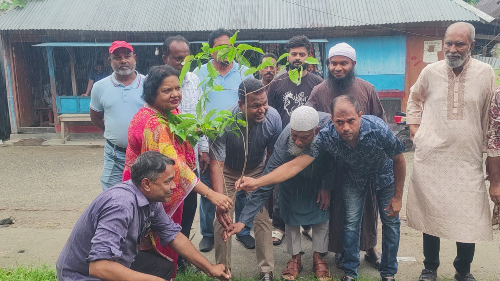 বাগেরহাটে শিক্ষার্থীদের ফুটবল বিতরণ ও বৃক্ষরোপণ